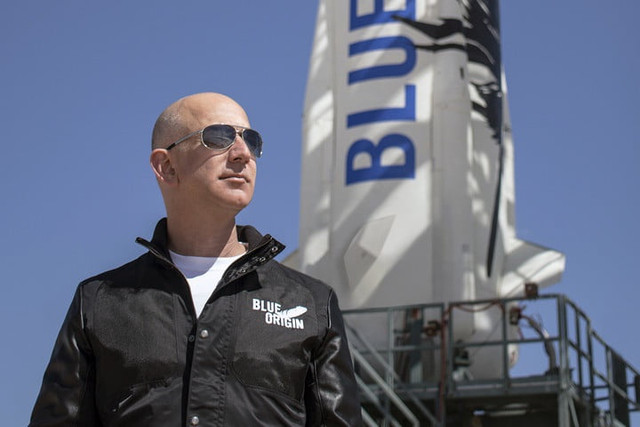 Vé bay lên vũ trụ cùng Jeff Bezos được trả giá 4 triệu USD Ve bay len vu tru cung Jeff Bezos duoc tra gia 4 trieu USD