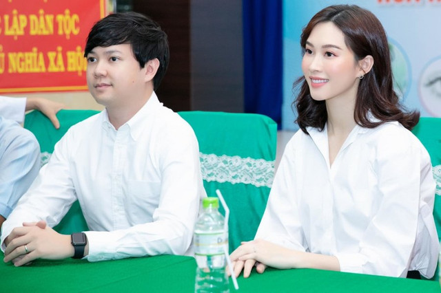 Đặng Thu Thảo trổ tài cắt tóc cho ông xã, khẳng định đẹp hơn ở tiệm - Hình 2 Dang Thu Thao tro tai cat toc cho ong xa, khang dinh dep hon o tiem-Hinh-2