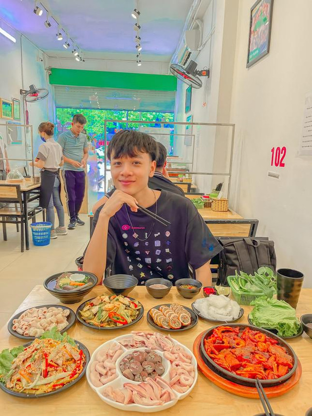Nam sinh đam mê diễn xuất có hơn 2 triệu người theo dõi trên Tiktok - Hình 10 Nam sinh dam me dien xuat co hon 2 trieu nguoi theo doi tren Tiktok-Hinh-10