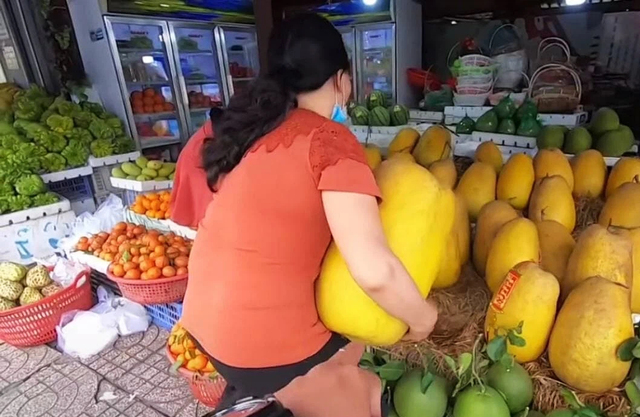 Dân mạng xôn xao loại bưởi lạ to như quả bí khổng lồ - Hình 2 Dan mang xon xao loai buoi la to nhu qua bi khong lo-Hinh-2