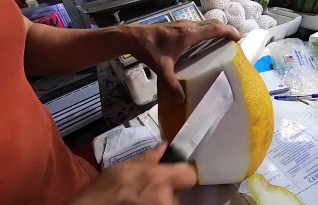 Dân mạng xôn xao loại bưởi lạ to như quả bí khổng lồ - Hình 6 Dan mang xon xao loai buoi la to nhu qua bi khong lo-Hinh-6