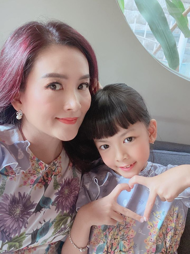 Vợ Bình Minh đứng hình khi con gái hỏi tại sao không thi hoa hậu - Hình 2 Vo Binh Minh dung hinh khi con gai hoi tai sao khong thi hoa hau-Hinh-2