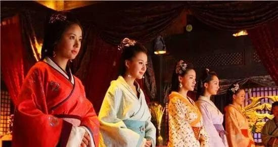 Có phải mỗi lần đổi Hoàng Đế đều đổi một lần hậu cung? - Hình 2 Co phai moi lan doi Hoang De deu doi mot lan hau cung?-Hinh-2
