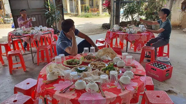 Tiệc tất niên ế chỏng chơ, mỗi người một bàn dùng cho hết cỗ Tiec tat nien e chong cho, moi nguoi mot ban dung cho het co