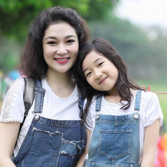 Con gái Hoa hậu Nguyễn Thị Huyền lớn phổng phao, ra dáng thiếu nữ Con gai Hoa hau Nguyen Thi Huyen lon phong phao, ra dang thieu nu