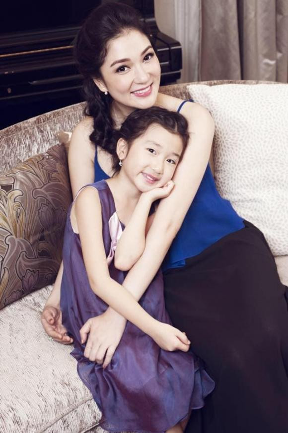 Con gái Hoa hậu Nguyễn Thị Huyền lớn phổng phao, ra dáng thiếu nữ - Hình 2 Con gai Hoa hau Nguyen Thi Huyen lon phong phao, ra dang thieu nu-Hinh-2