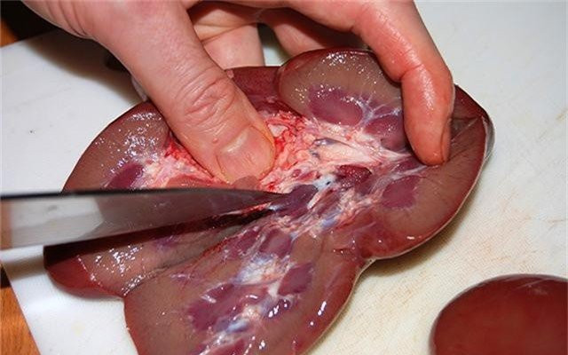 Đổ 1 chén rượu trắng vào cật lợn theo cách này giúp món ăn thơm ngon Do 1 chen ruou trang vao cat lon theo cach nay giup mon an thom ngon