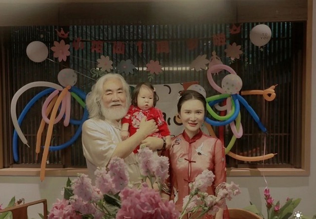 "Ông hoàng cổ trang" Trương Kỷ Trung tuổi 70 vui vì được chăm con - Hình 3