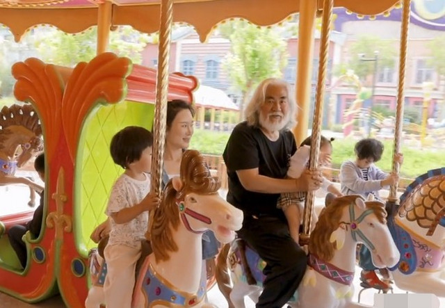 "Ông hoàng cổ trang" Trương Kỷ Trung tuổi 70 vui vì được chăm con - Hình 6 "Ông hoàng cổ trang" Trương Kỷ Trung tuổi 70 vui vì được chăm con ảnh 6