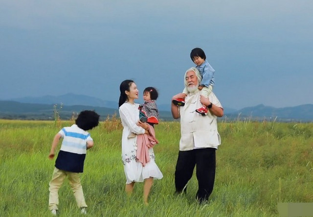 "Ông hoàng cổ trang" Trương Kỷ Trung tuổi 70 vui vì được chăm con