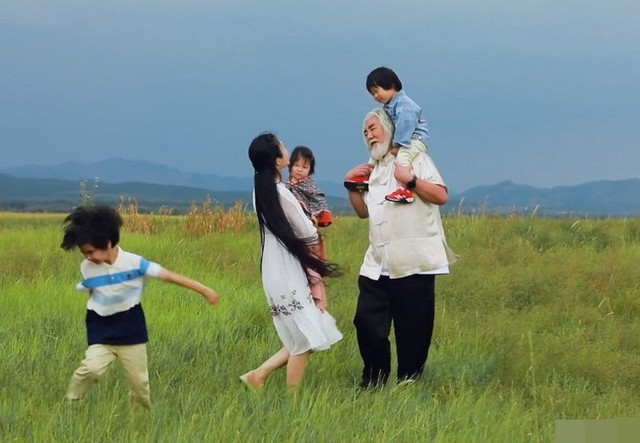"Ông hoàng cổ trang" Trương Kỷ Trung tuổi 70 vui vì được chăm con - Hình 2