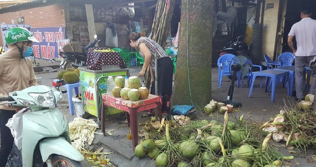 Nắng như đổ lửa, chủ quán đồ giải khát bán tiền triệu mỗi ngày Nang nhu do lua, chu quan do giai khat ban tien trieu moi ngay