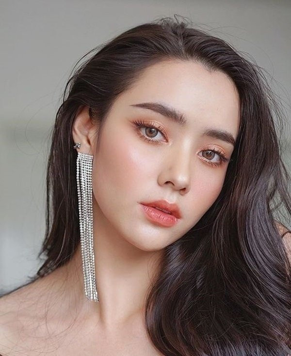 Những bước trang điểm nâng tầm nhan sắc cho các cô nàng tóc đen - Hình 2 Nhung buoc trang diem nang tam nhan sac cho cac co nang toc den-Hinh-2
