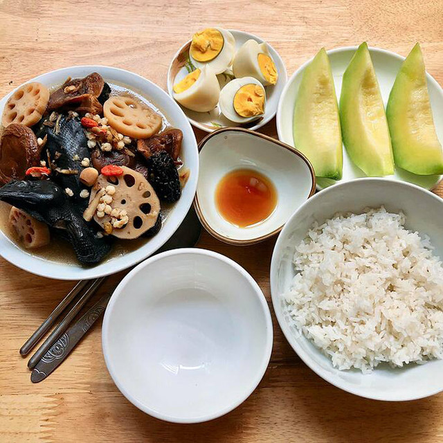 Em chồng xúi mẹ "nấu cơm cữ cho chị dâu qua quýt được rồi" - Hình 2 Em chong xui me