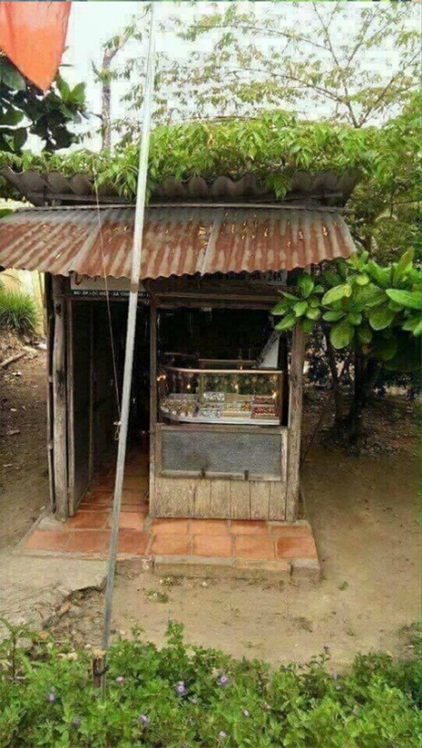 Tiệm bán vàng đơn sơ như cái lều, bất ngờ khi biết nó ở Việt Nam - Hình 2 Tiem ban vang don so nhu cai leu, bat ngo khi biet no o Viet Nam-Hinh-2