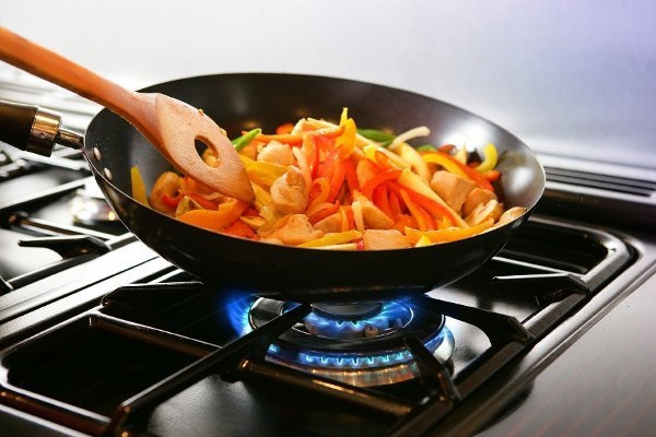Mẹo dùng chảo vừa an toàn sức khỏe lại không dính ảnh 2 Mẹo dùng chảo vừa an toàn sức khỏe lại không dính ảnh 2