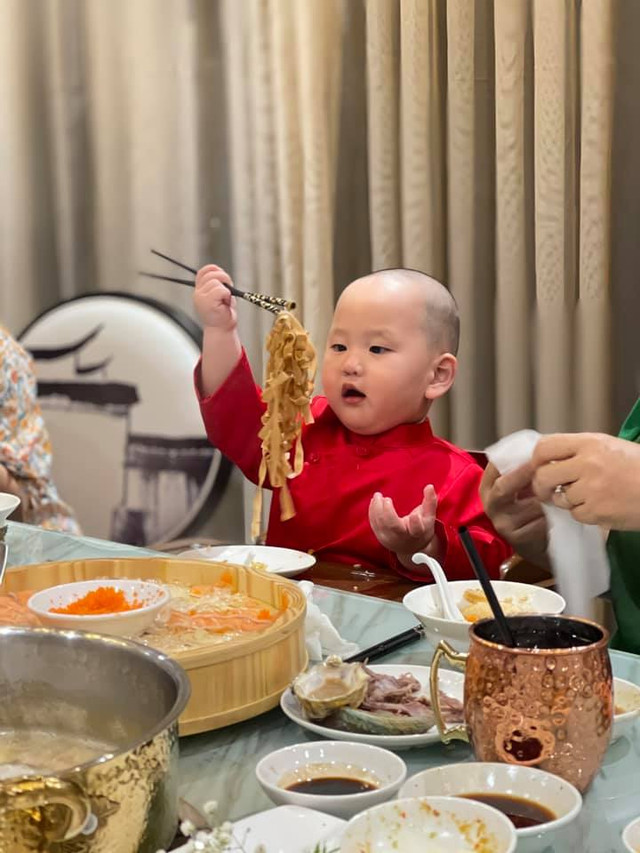 Loạt ảnh ăn uống cực yêu của con trai Trà My Idol - Hình 8 Loat anh an uong cuc yeu cua con trai Tra My Idol-Hinh-8