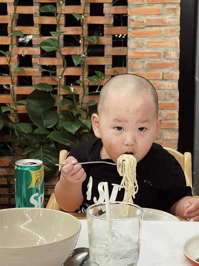 Loạt ảnh ăn uống cực yêu của con trai Trà My Idol - Hình 2 Loat anh an uong cuc yeu cua con trai Tra My Idol-Hinh-2