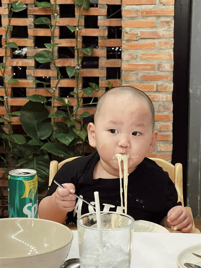 Loạt ảnh ăn uống cực yêu của con trai Trà My Idol - Hình 3 Loat anh an uong cuc yeu cua con trai Tra My Idol-Hinh-3