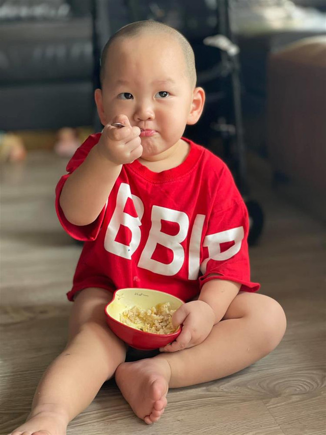 Loạt ảnh ăn uống cực yêu của con trai Trà My Idol - Hình 7 Loat anh an uong cuc yeu cua con trai Tra My Idol-Hinh-7