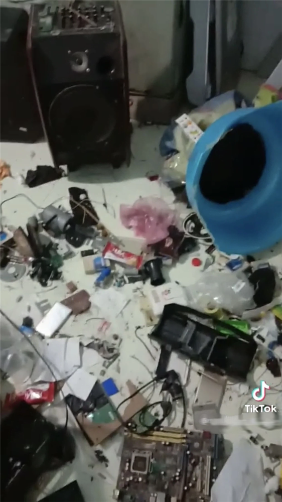 Nam sinh mất tích, chủ nhà phá khóa phát hiện cảnh tượng sốc - Hình 2 Nam sinh mat tich, chu nha pha khoa phat hien canh tuong soc-Hinh-2
