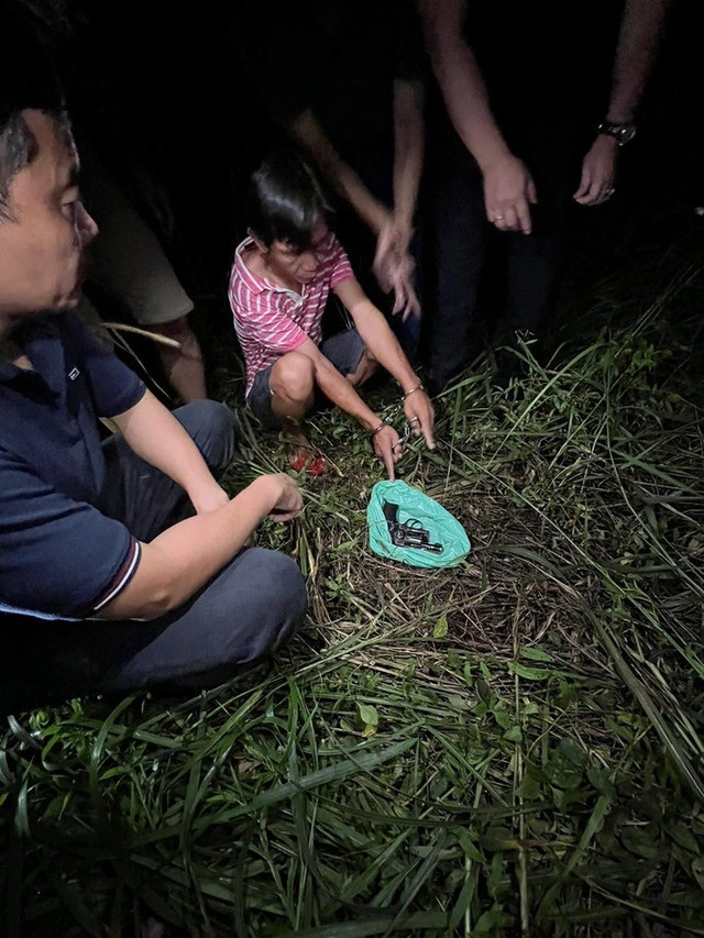 NÓNG: Bắt nghi can cướp ngân hàng ở Đồng Nai trong đêm - Hình 2 NONG: Bat nghi can cuop ngan hang o Dong Nai trong dem-Hinh-2