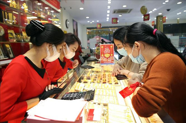 Giá vàng liên tục lập đỉnh mới, có nên 'lướt sóng' lúc này? Gia vang lien tuc lap dinh moi, co nen 'luot song' luc nay?