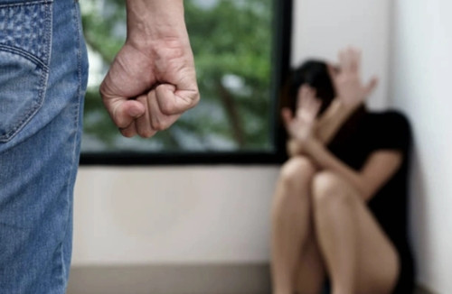 Thấy bố chồng đánh mẹ chồng dã man, con dâu làm điều ai cũng phục Thay bo chong danh me chong da man, con dau lam dieu ai cung phuc