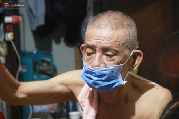 Nóng bủa vây cả đêm ở xóm chạy thận Hà Nội: 'Cả căn phòng cứ như cái lò nung, mỗi ngày chỉ ngủ được 2-3 tiếng' - Hình 4 Nong bua vay ca dem o xom chay than Ha Noi: 'Ca can phong cu nhu cai lo nung, moi ngay chi ngu duoc 2-3 tieng'-Hinh-4
