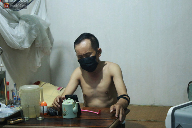 Nóng bủa vây cả đêm ở xóm chạy thận Hà Nội: 'Cả căn phòng cứ như cái lò nung, mỗi ngày chỉ ngủ được 2-3 tiếng' - Hình 9 Nong bua vay ca dem o xom chay than Ha Noi: 'Ca can phong cu nhu cai lo nung, moi ngay chi ngu duoc 2-3 tieng'-Hinh-9
