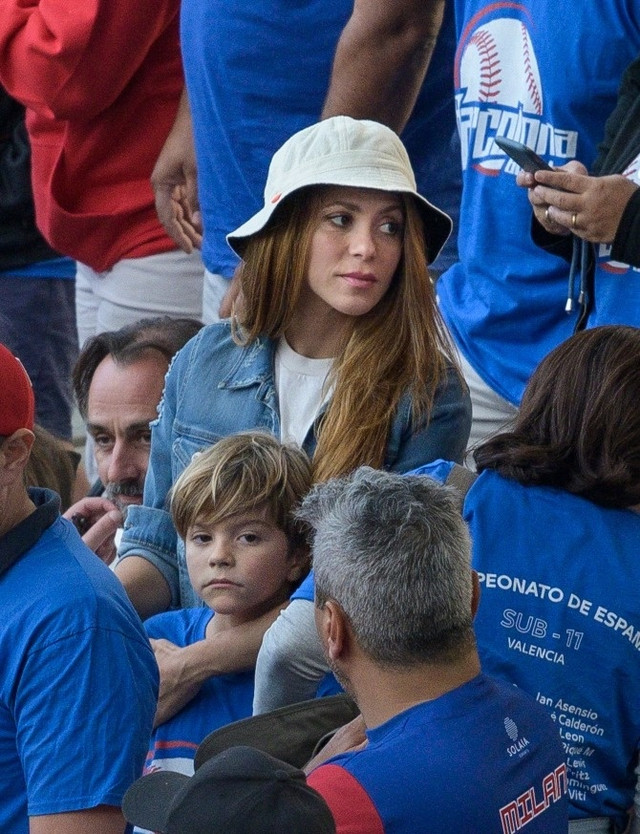 Shakira và Gerard Pique lúng túng khi cùng ngồi xem bóng chày - Hình 2 Shakira va Gerard Pique lung tung khi cung ngoi xem bong chay-Hinh-2