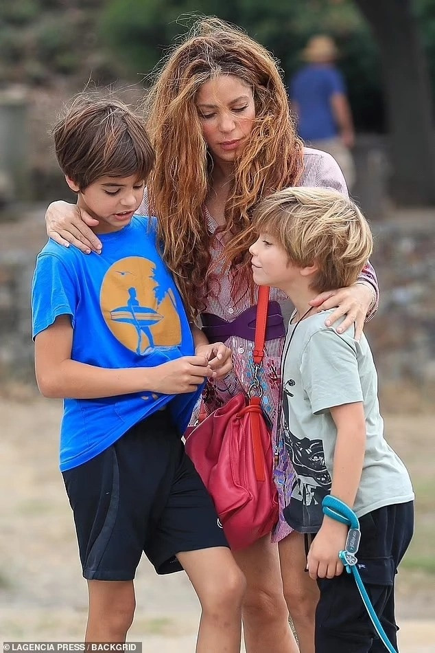Hình ảnh đối lập của Shakira và Pique sau chia tay - Hình 4 Hinh anh doi lap cua Shakira va Pique sau chia tay-Hinh-4