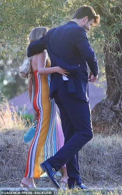 Hình ảnh đối lập của Shakira và Pique sau chia tay - Hình 3 Hinh anh doi lap cua Shakira va Pique sau chia tay-Hinh-3