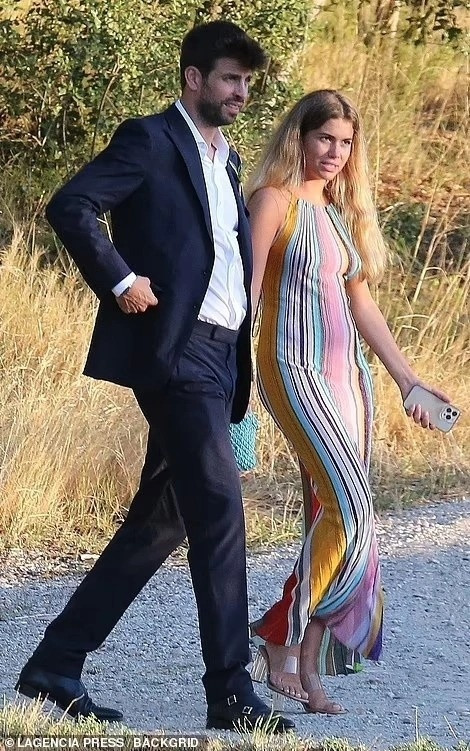 Hình ảnh đối lập của Shakira và Pique sau chia tay - Hình 2 Hinh anh doi lap cua Shakira va Pique sau chia tay-Hinh-2