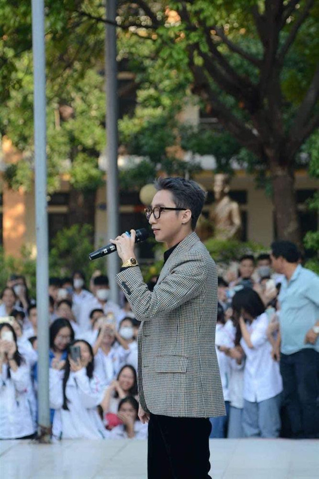 Sơn Tùng lộ da thật qua ảnh cam thường, chị em chỉ biết ước - Hình 2 Son Tung lo da that qua anh cam thuong, chi em chi biet uoc-Hinh-2