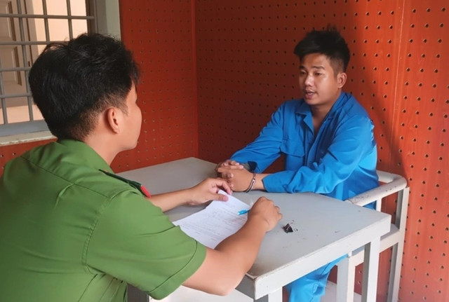 Bắt nóng nhóm đối tượng 12 lần cướp điện thoại đắt tiền Bat nong nhom doi tuong 12 lan cuop dien thoai dat tien