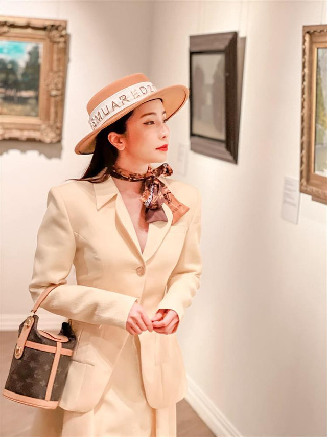 Quỳnh Nga hết hở bạo, chuyển style kín đáo ở nước Nga - Hình 2 Quynh Nga het ho bao, chuyen style kin dao o nuoc Nga-Hinh-2