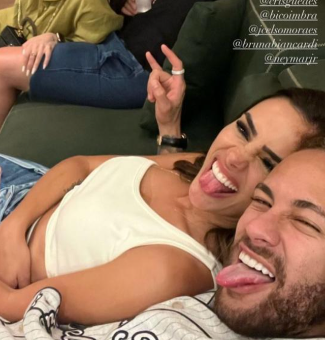 Neymar đẹp đôi xuất hiện cùng nữ VĐV quyến rũ nhất thế giới - Hình 6 Neymar dep doi xuat hien cung nu VDV quyen ru nhat the gioi-Hinh-6