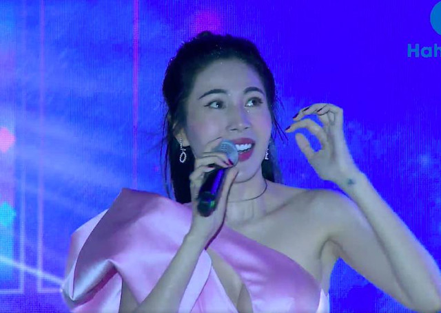Thủy Tiên dầm mưa hát, chẳng được thương mà còn bị 'khịa' - Hình 2 Thuy Tien dam mua hat, chang duoc thuong ma con bi 'khia'-Hinh-2
