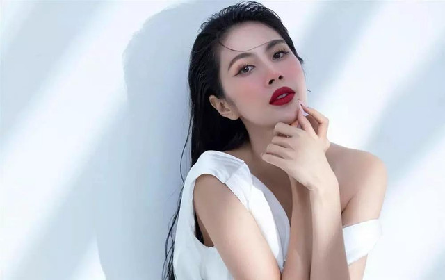 Thủy Tiên dầm mưa hát, chẳng được thương mà còn bị 'khịa' - Hình 8 Thuy Tien dam mua hat, chang duoc thuong ma con bi 'khia'-Hinh-8
