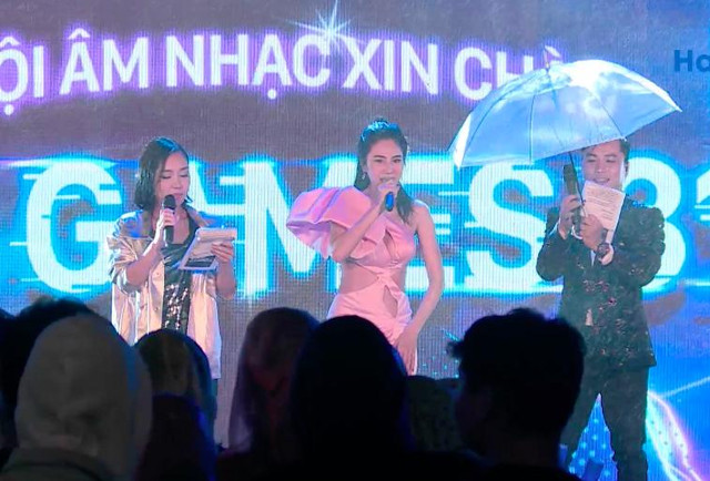 Thủy Tiên dầm mưa hát, chẳng được thương mà còn bị 'khịa' - Hình 4 Thuy Tien dam mua hat, chang duoc thuong ma con bi 'khia'-Hinh-4