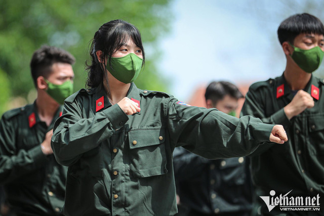 Hàng trăm cảnh sát phô diễn kỹ năng lái mô tô, nổ súng trấn áp tội phạm ảnh 5 Hàng trăm cảnh sát phô diễn kỹ năng lái mô tô, nổ súng trấn áp tội phạm ảnh 5