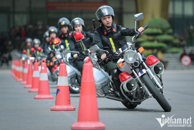 Hàng trăm cảnh sát phô diễn kỹ năng lái mô tô, nổ súng trấn áp tội phạm ảnh 8 Hàng trăm cảnh sát phô diễn kỹ năng lái mô tô, nổ súng trấn áp tội phạm ảnh 8