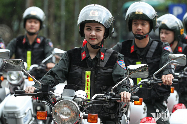 Hàng trăm cảnh sát phô diễn kỹ năng lái mô tô, nổ súng trấn áp tội phạm ảnh 7 Hàng trăm cảnh sát phô diễn kỹ năng lái mô tô, nổ súng trấn áp tội phạm ảnh 7