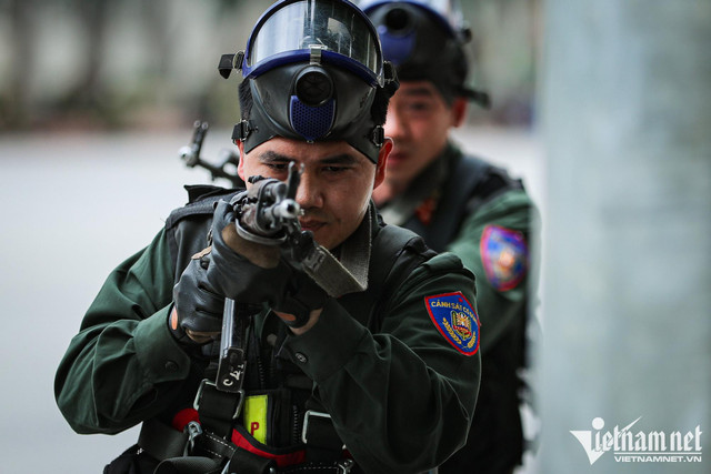 Hàng trăm cảnh sát phô diễn kỹ năng lái mô tô, nổ súng trấn áp tội phạm ảnh 9 Hàng trăm cảnh sát phô diễn kỹ năng lái mô tô, nổ súng trấn áp tội phạm ảnh 9