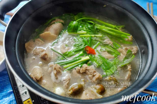 Làm vịt om sấu thêm nước nóng hay nước lạnh? Lam vit om sau them nuoc nong hay nuoc lanh?