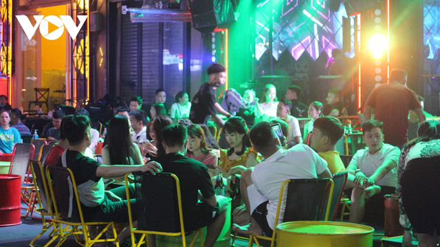 Quán bar, karaoke tại TP HCM nhộn nhịp sau khi hoạt động trở lại Quan bar, karaoke tai TP HCM nhon nhip sau khi hoat dong tro lai