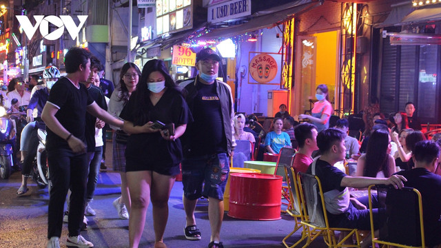 Quán bar, karaoke tại TP HCM nhộn nhịp sau khi hoạt động trở lại - Hình 2 Quan bar, karaoke tai TP HCM nhon nhip sau khi hoat dong tro lai-Hinh-2