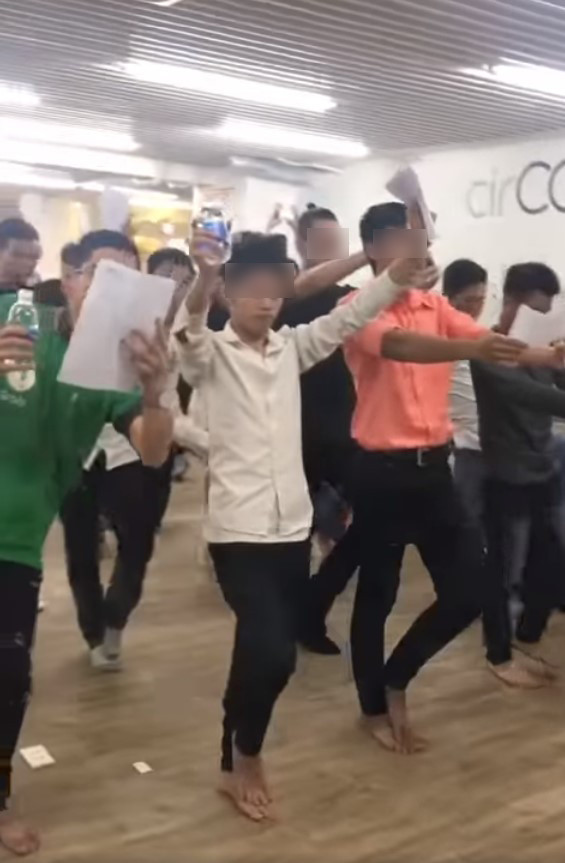 Cận cảnh giờ học của hội “tỷ phú tương lai” gây choáng Can canh gio hoc cua hoi “ty phu tuong lai” gay choang