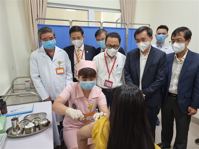 Chuẩn bị tiêm thử nghiệm vaccine COVID-19 thứ 2 của Việt Nam cho 30 người Chuan bi tiem thu nghiem vaccine COVID-19 thu 2 cua Viet Nam cho 30 nguoi